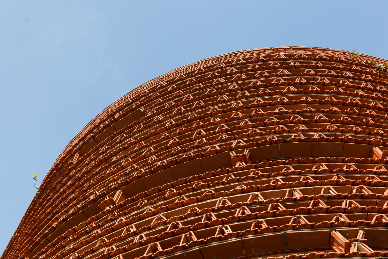 cận cảnh lớp tường ng&oacute;i bao quanh qu&aacute;n c&agrave; ph&ecirc; ở Đ&ocirc;ng Anh