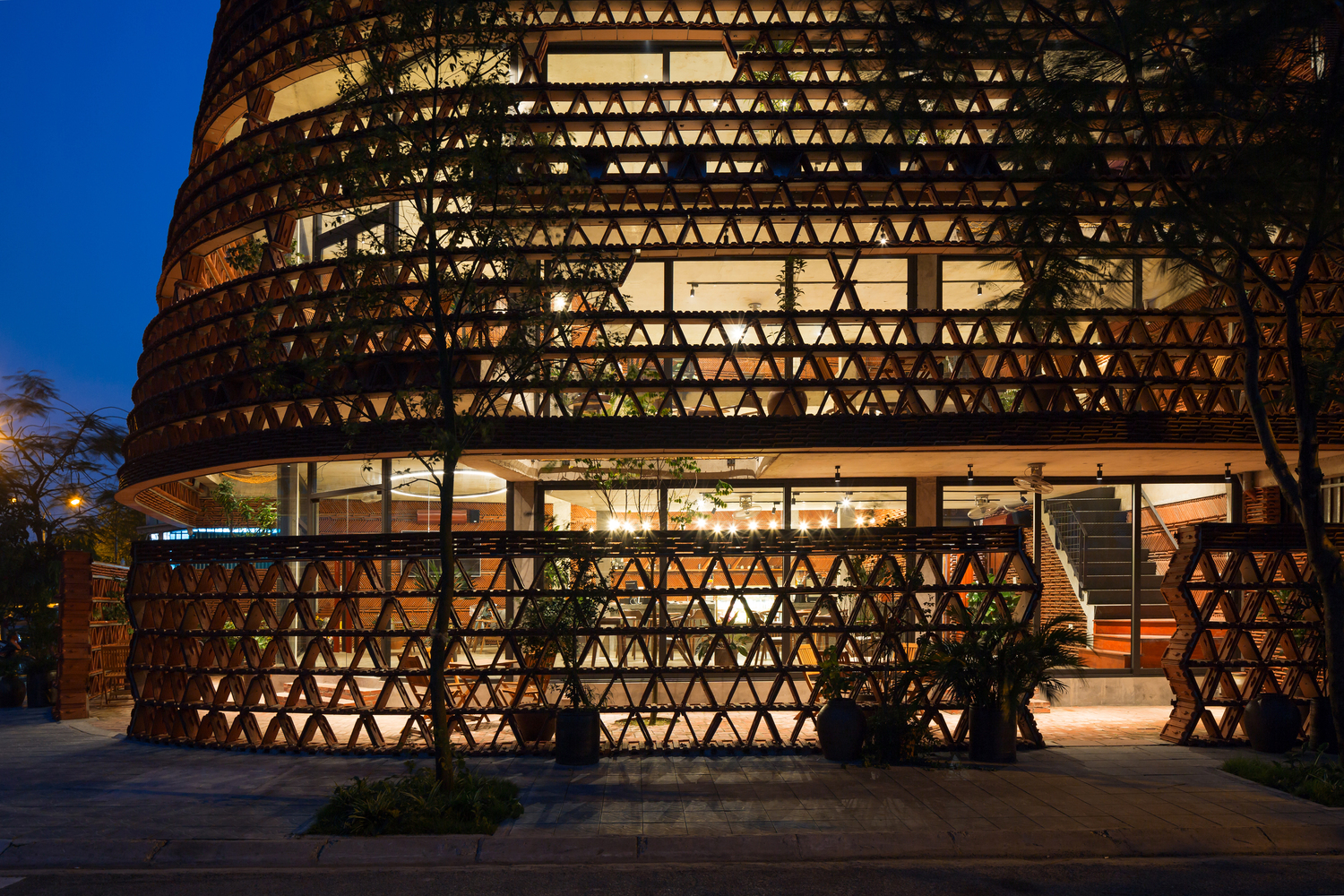 Đ&ecirc;m xuống, kh&ocirc;ng gian qu&aacute;n tr&ocirc;ng thật nổi bật với &aacute;nh đ&egrave;n lung linh chiếu xuy&ecirc;n qua những khe tho&aacute;ng được tạo th&agrave;nh bởi lớp tường ng&oacute;i bao quanh c&ocirc;ng tr&igrave;nh.