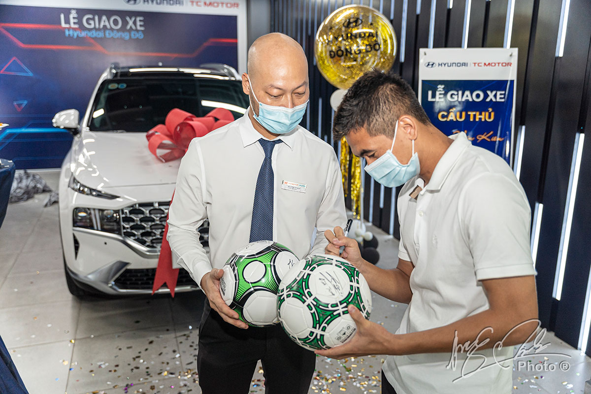 Đình Trọng và Văn Kiên ký lưu niệm với đại lý.
