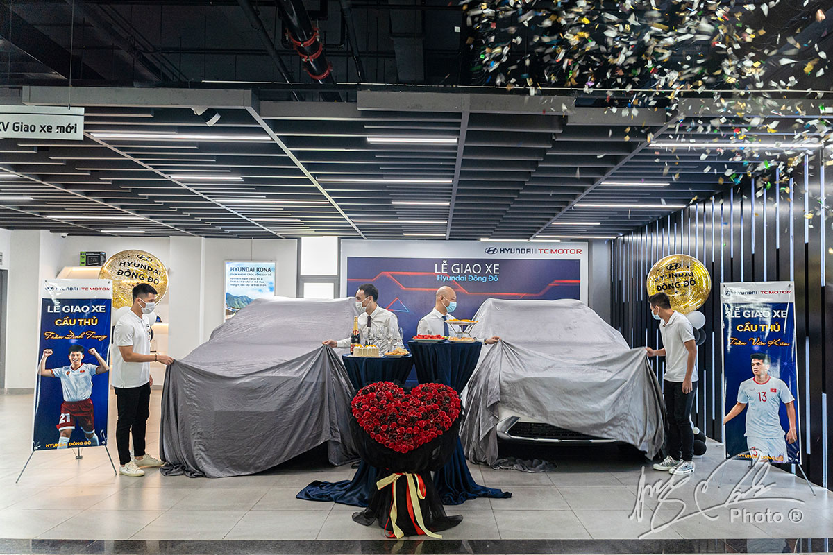 Hai hậu vệ của CLB Hà Nội mua 2 chiếc Hyundai Santa Fe 2021 bản máy dầu cao cấp.