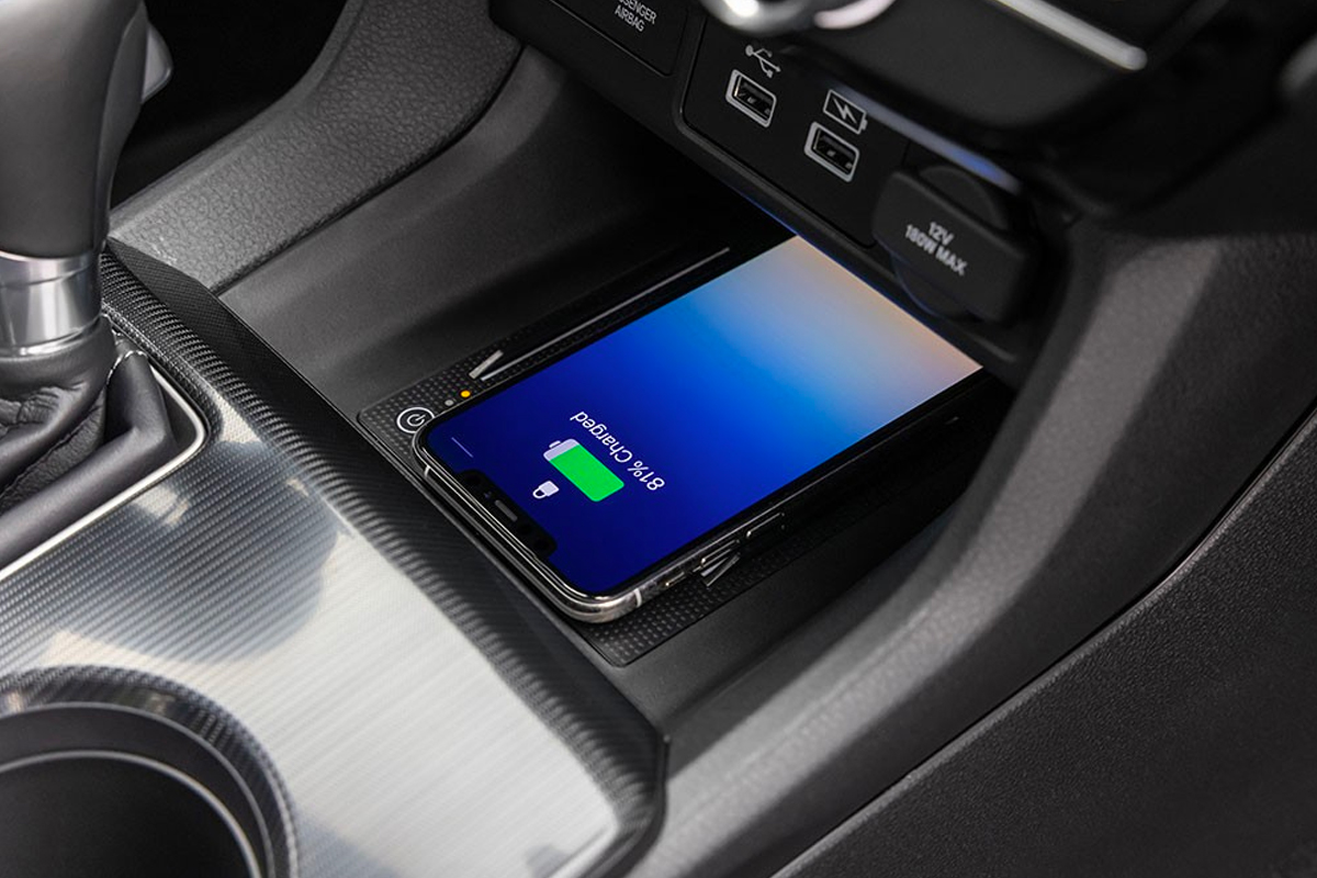 Honda Civic 2022 c&oacute; sạc kh&ocirc;ng d&acirc;y chuẩn Qi cho smartphone.