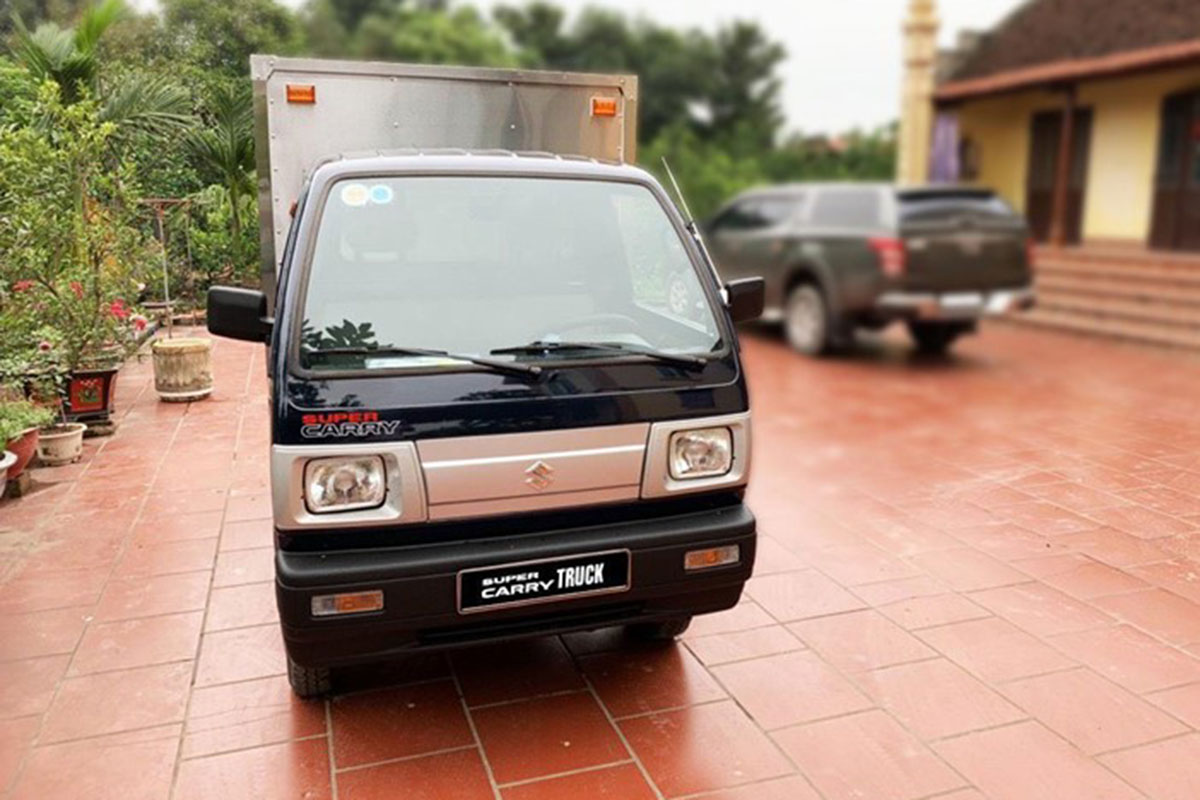 Cầm lái Suzuki Carry Truck Truck, bác tài có thể vận chuyển linh hoạt, dễ dàng trong đô thị đông đúc hay ngõ hẹp nhờ bán kính vòng quay tối thiểu chỉ 4,1m.