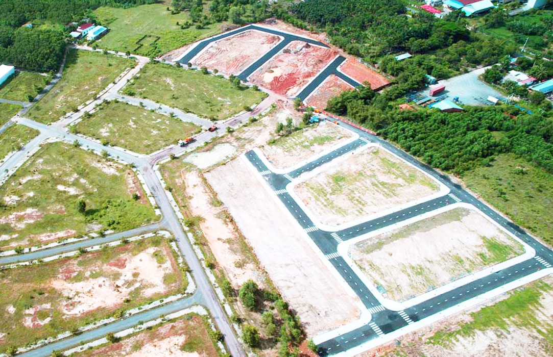 hình ảnh khu đất trống phân lô nhìn từ trên cao minh họa cho việc đấu giá đất
