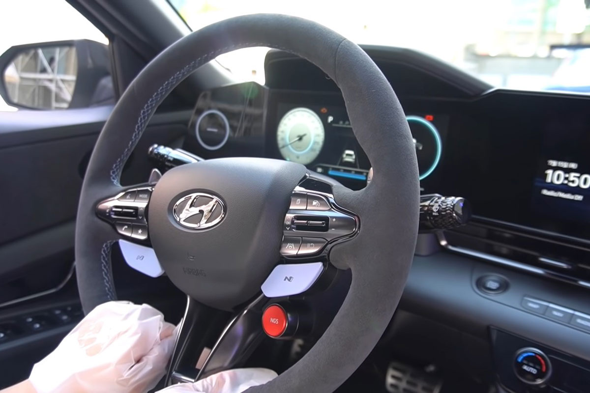 Hệ thống dẫn động của Elantra N thừa hưởng c&ocirc;ng nghệ từ xe đua WRC với trọng lượng giảm hơn 1,7 kg gi&uacute;p gia tăng khả năng độ b&aacute;m đường. Đặc biệt, với chế độ N Grin Shift c&ocirc;ng suất tối đa của Hyundai Elantra N 2021 sẽ đạt 285 m&atilde; lực c&ugrave;ng thời gian tăng tốc từ 0-100 km/h trong 5,3 gi&acirc;y. a5