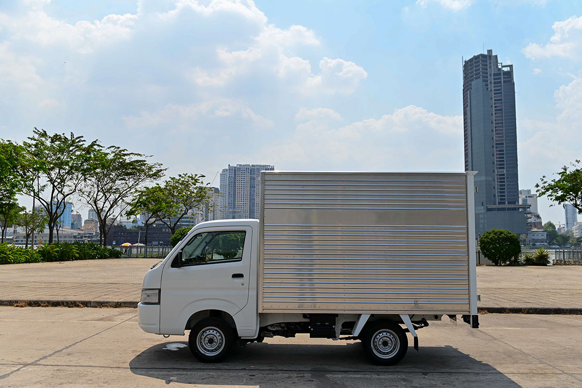 Th&ugrave;ng xe rộng r&atilde;i với khả năng chịu tải l&ecirc;n đến gần 1 tấn, ngo&agrave;i ra s&agrave;n th&ugrave;ng Carry Pro được l&agrave;m từ th&eacute;p tấm mạ kẽm chống ăn m&ograve;n v&agrave; gỉ s&eacute;t.