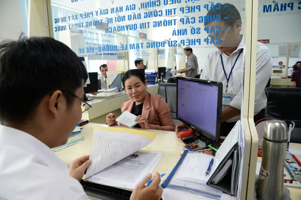 Thủ tục điều chỉnh giấy phép xây dựng hình ảnh người dân làm thủ tục điều chỉnh giấy phép xây dựng ở văn phòng