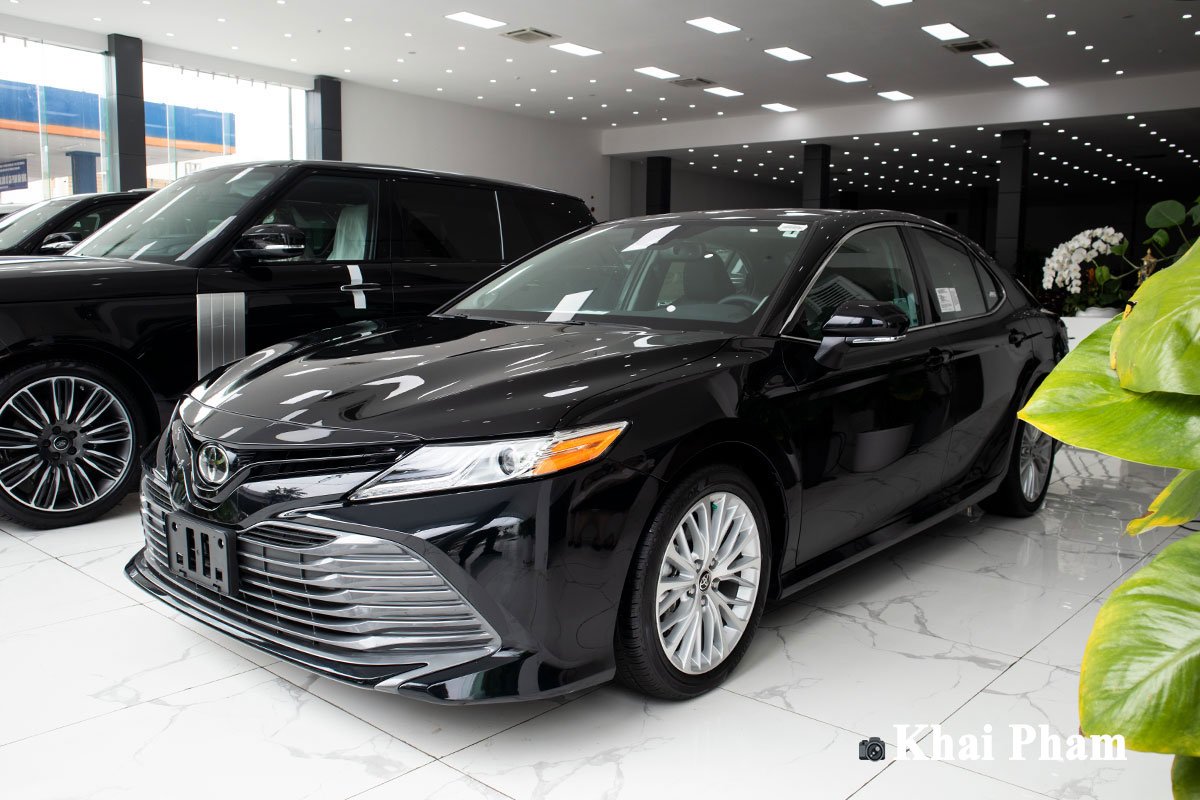 Toyota Camry l&agrave; thương hiệu quen thuộc với người Việt.