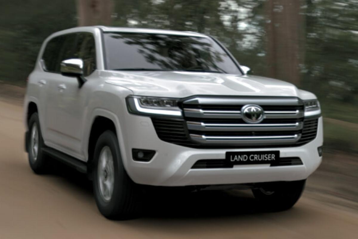 Toyota Land Cruiser 2022 trắng ngọc trai