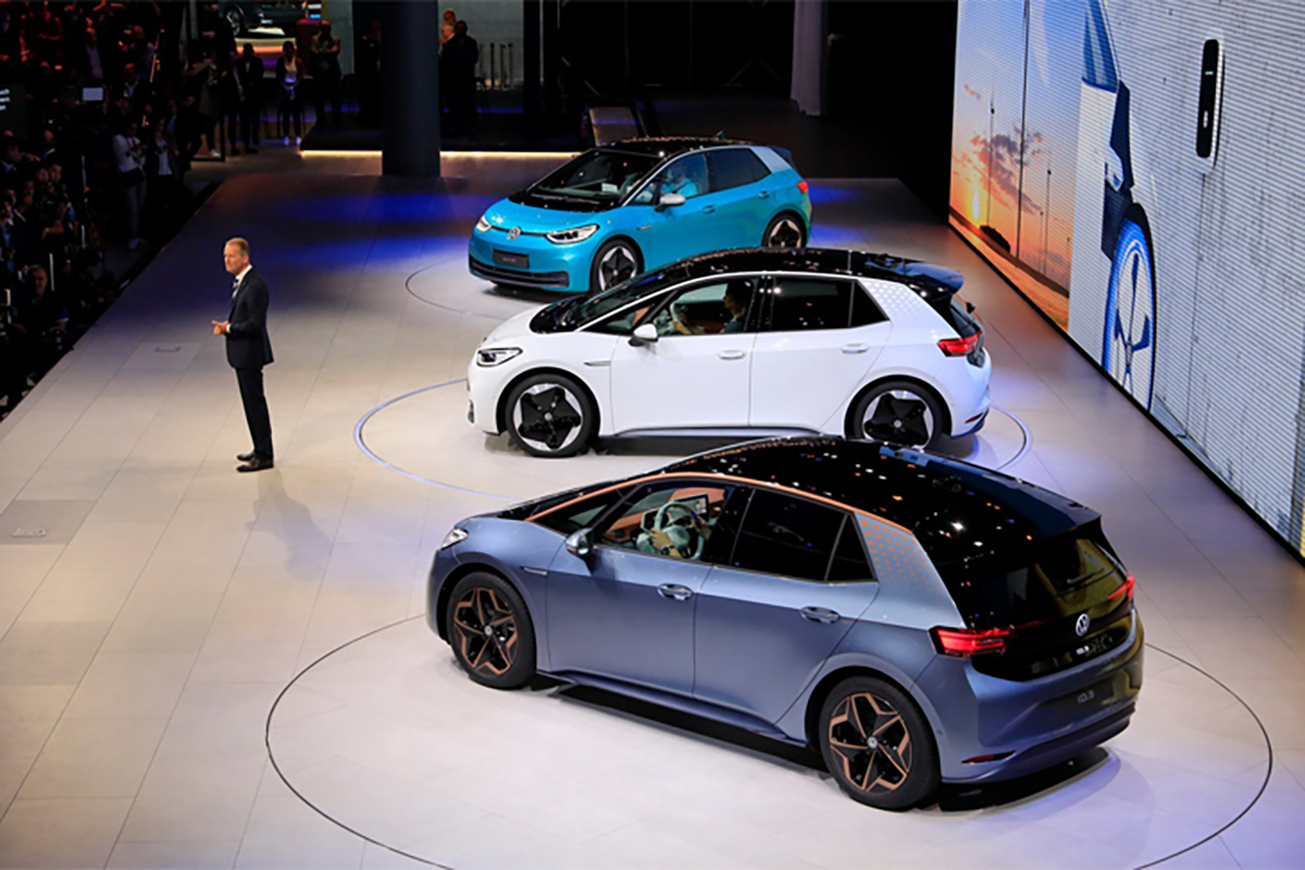 Hồi đầu th&aacute;ng, tập đo&agrave;n Volkswagen cũng tuy&ecirc;n bố đến năm 2030, một nửa doanh số của h&atilde;ng sẽ l&agrave; &ocirc; t&ocirc; điện.