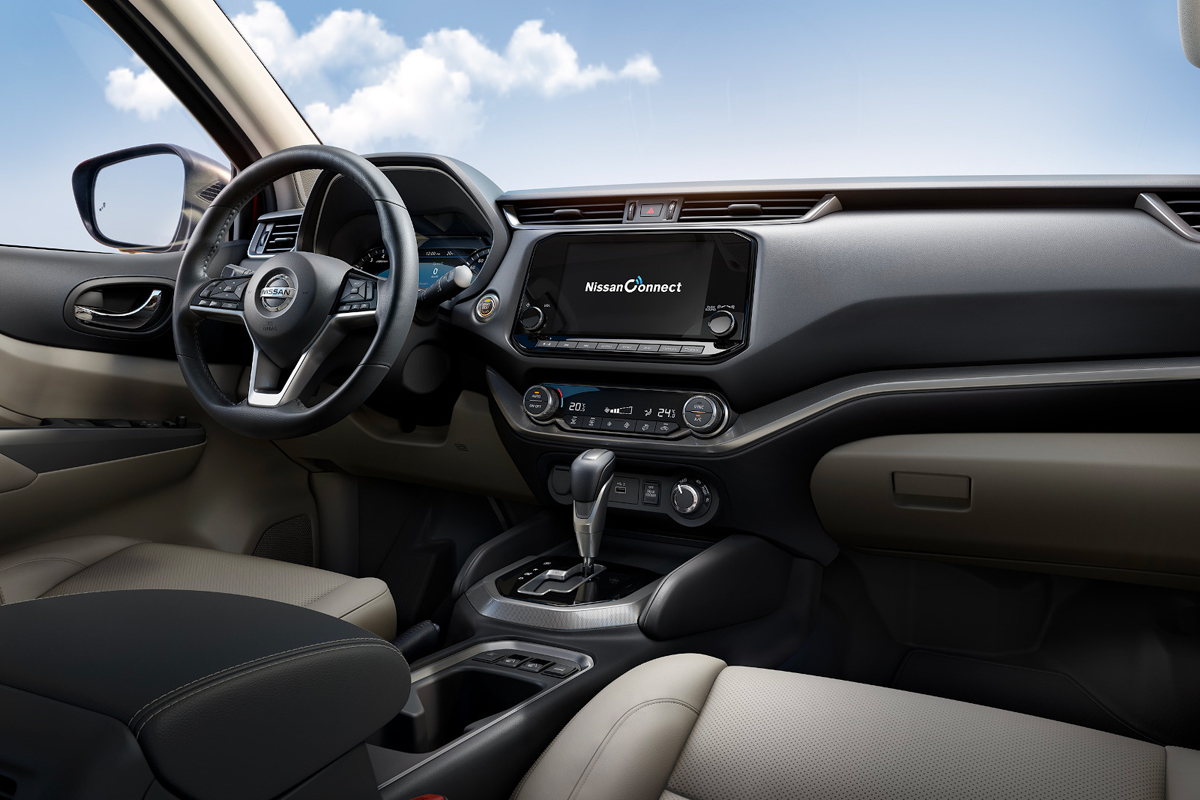 Nissan Terra 2021 ấn tương với bảng điều khiển ph&iacute;a trước v&agrave; v&ocirc; lăng 3 chấu.