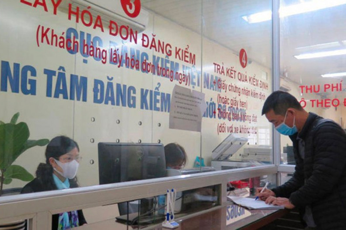  Theo quy định, đăng kiểm l&agrave; một trong những dịch vụ thiết yếu được ph&eacute;p hoạt động khi gi&atilde;n c&aacute;ch theo Chỉ thị 16