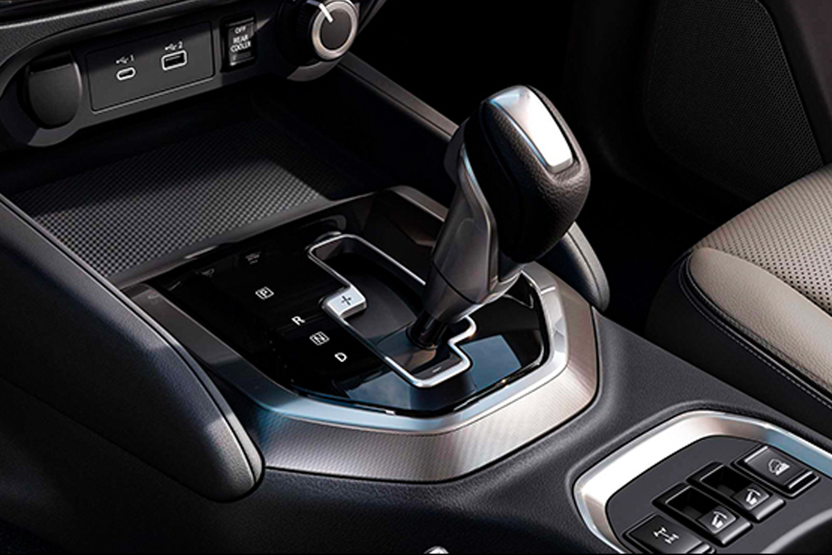 Cụm cần số v&agrave; c&aacute;c n&uacute;t bấm tr&ecirc;n Nissan Terra 2021 cũng được t&aacute;i thiết kế tinh tế hơn
