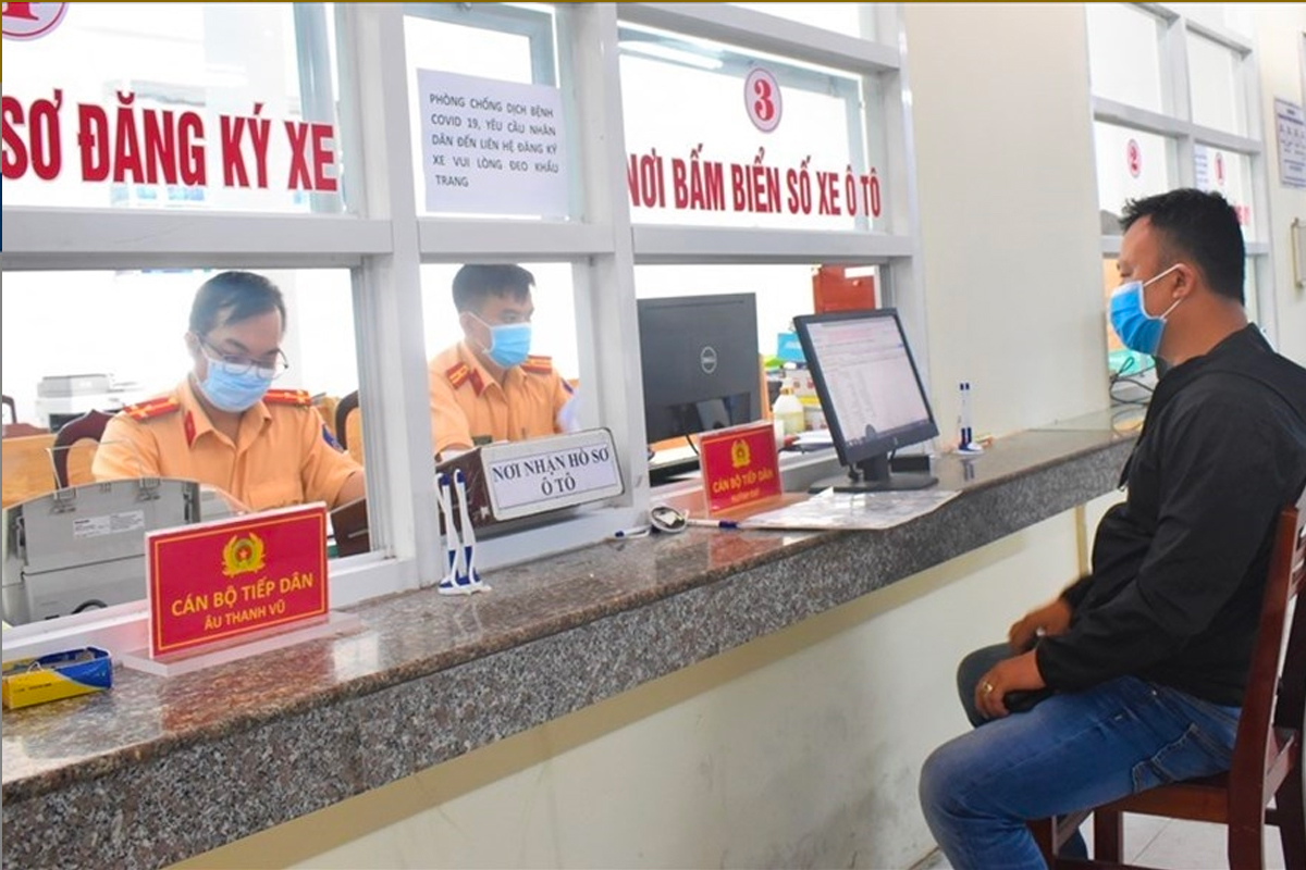 Khi ho&agrave;n thiện thủ tục vẫn phải mang xe đến cơ quan c&ocirc;ng an để kiểm tra xe.