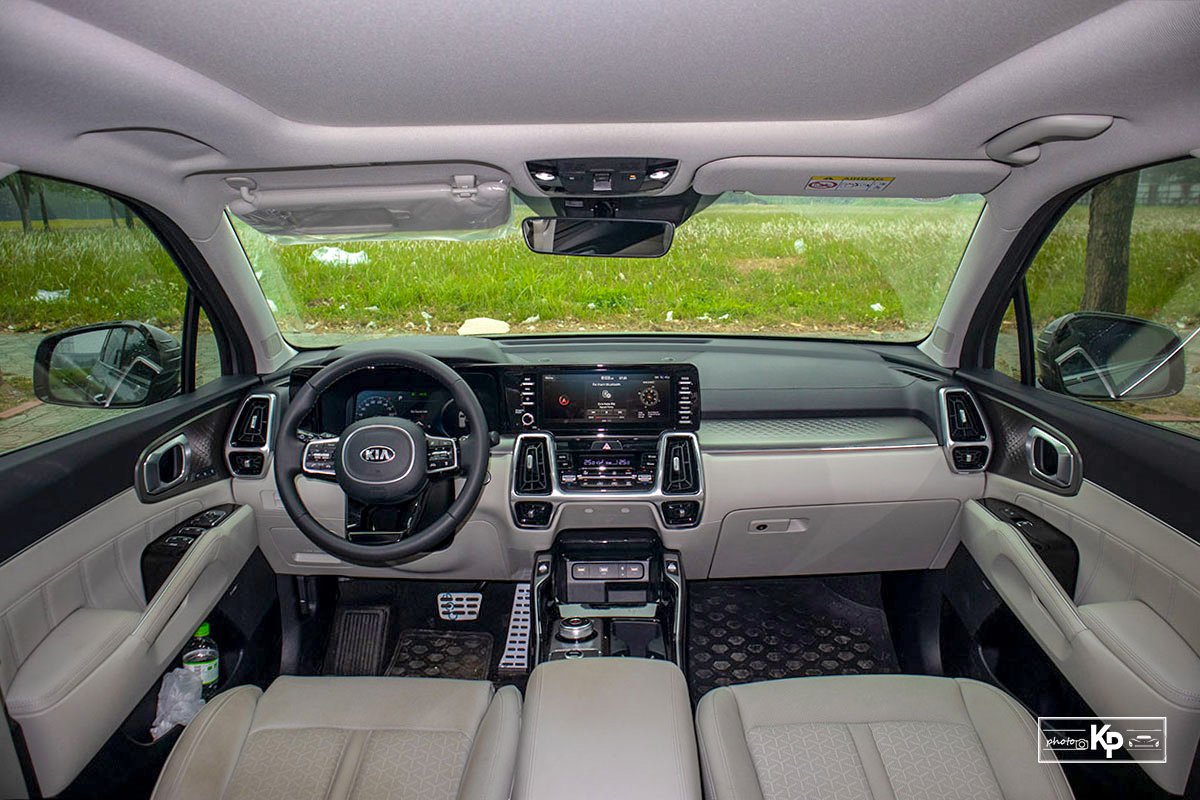 Kia Sorento cũng được đánh giá cao khi sở hữu nhiều trang bị hiện đại bên trong khoang nội thất.