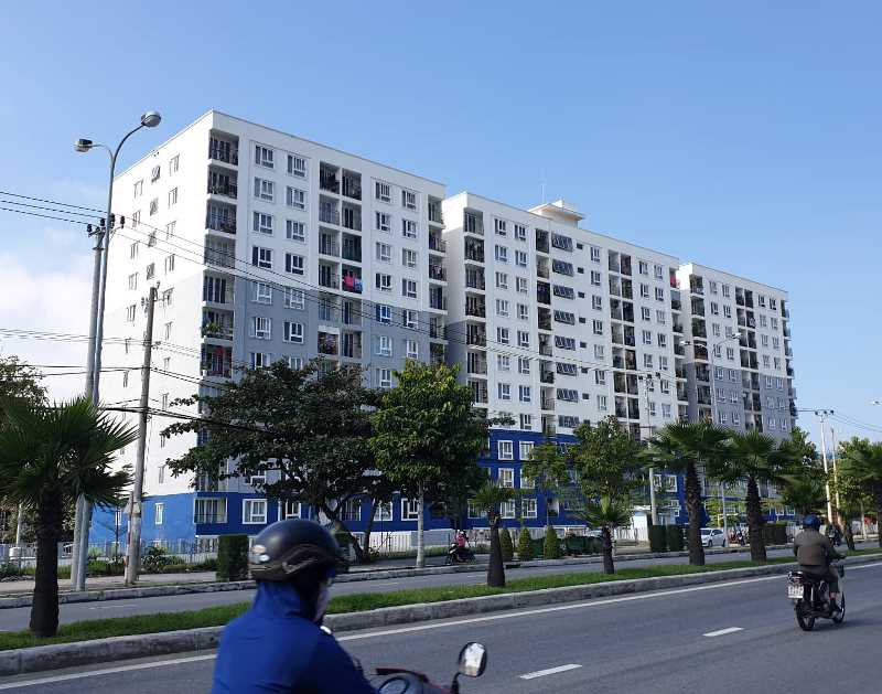 hình ảnh một khu nhà ở xã hội thấp tầng nằm cạnh đường lớn