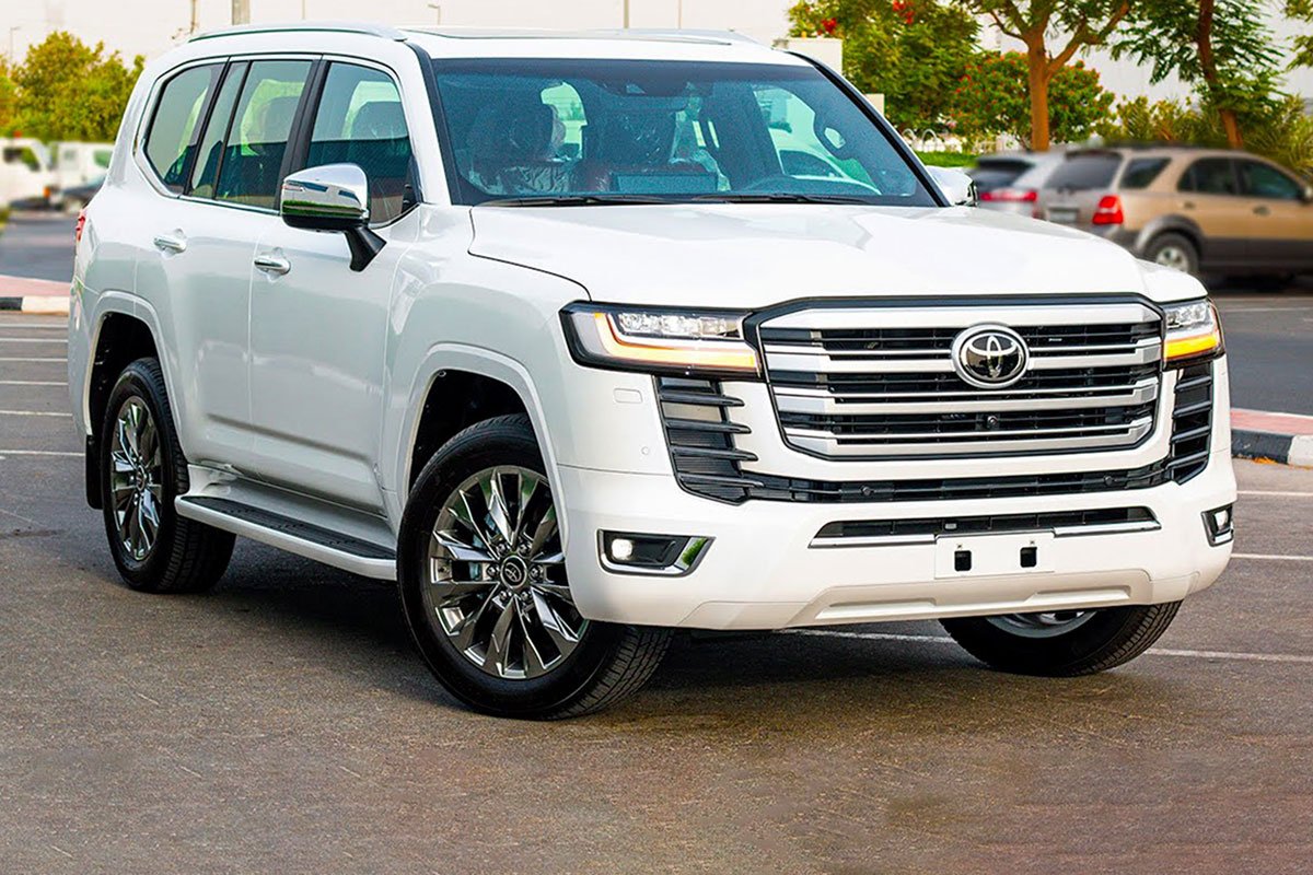 Toyota Land Cruiser 2022 trắng mặt trước