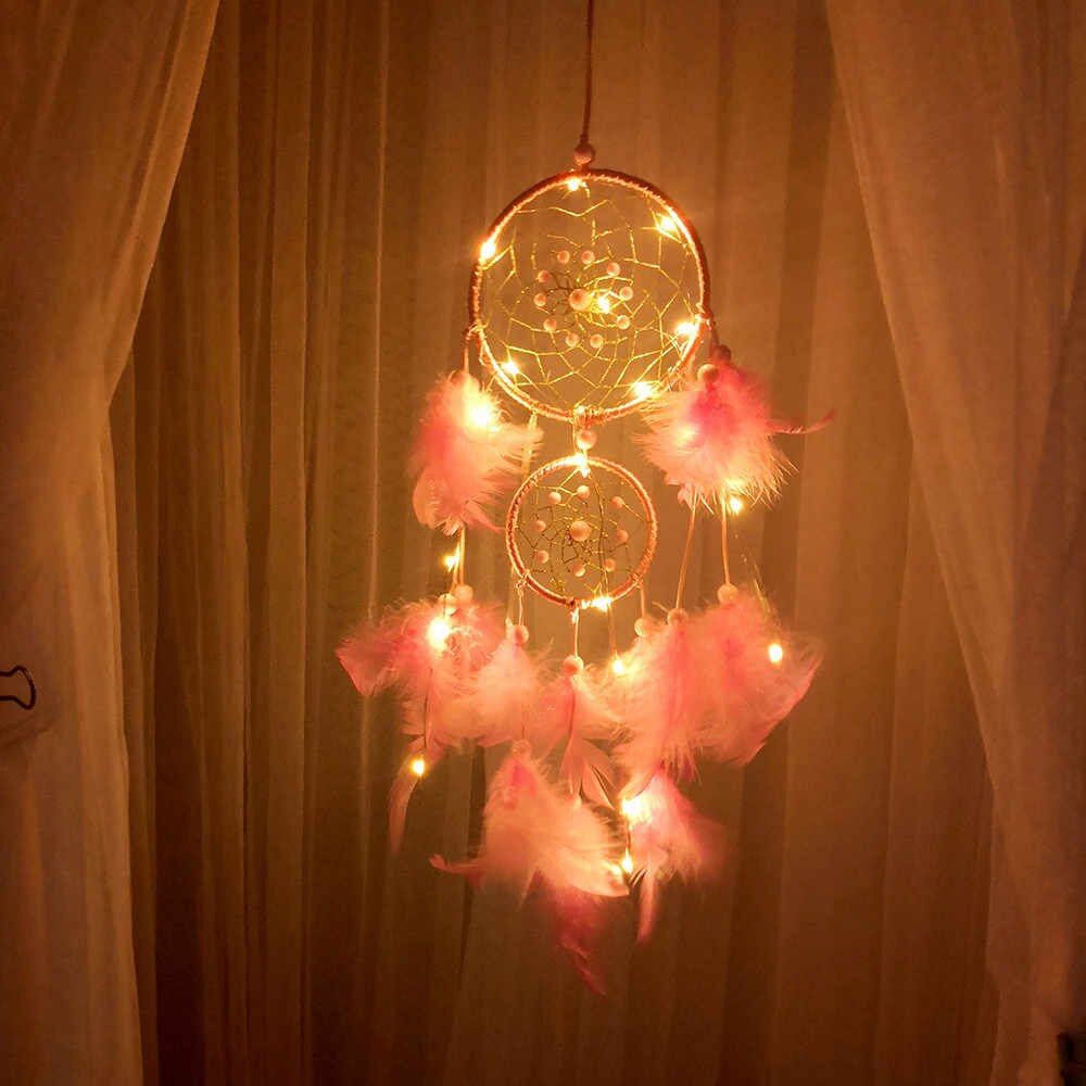 Treo một chiếc Dream Catcher trước cửa sổ ph&ograve;ng ngủ