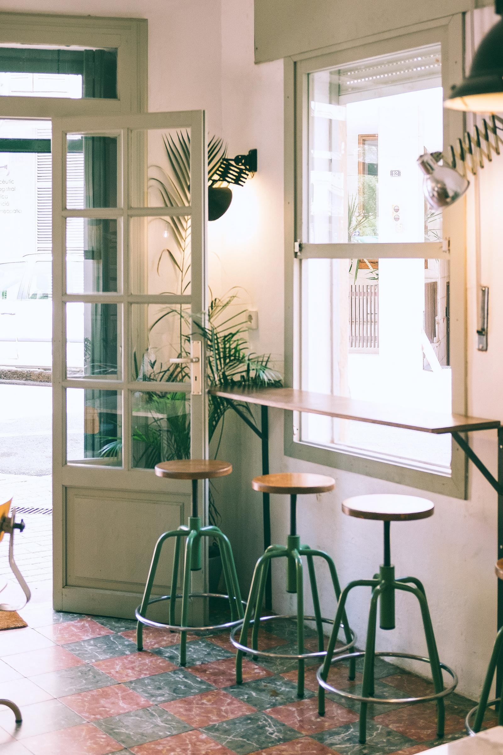 Trang tr&iacute; cửa sổ tại qu&aacute;n cafe hoặc tr&agrave; sữa