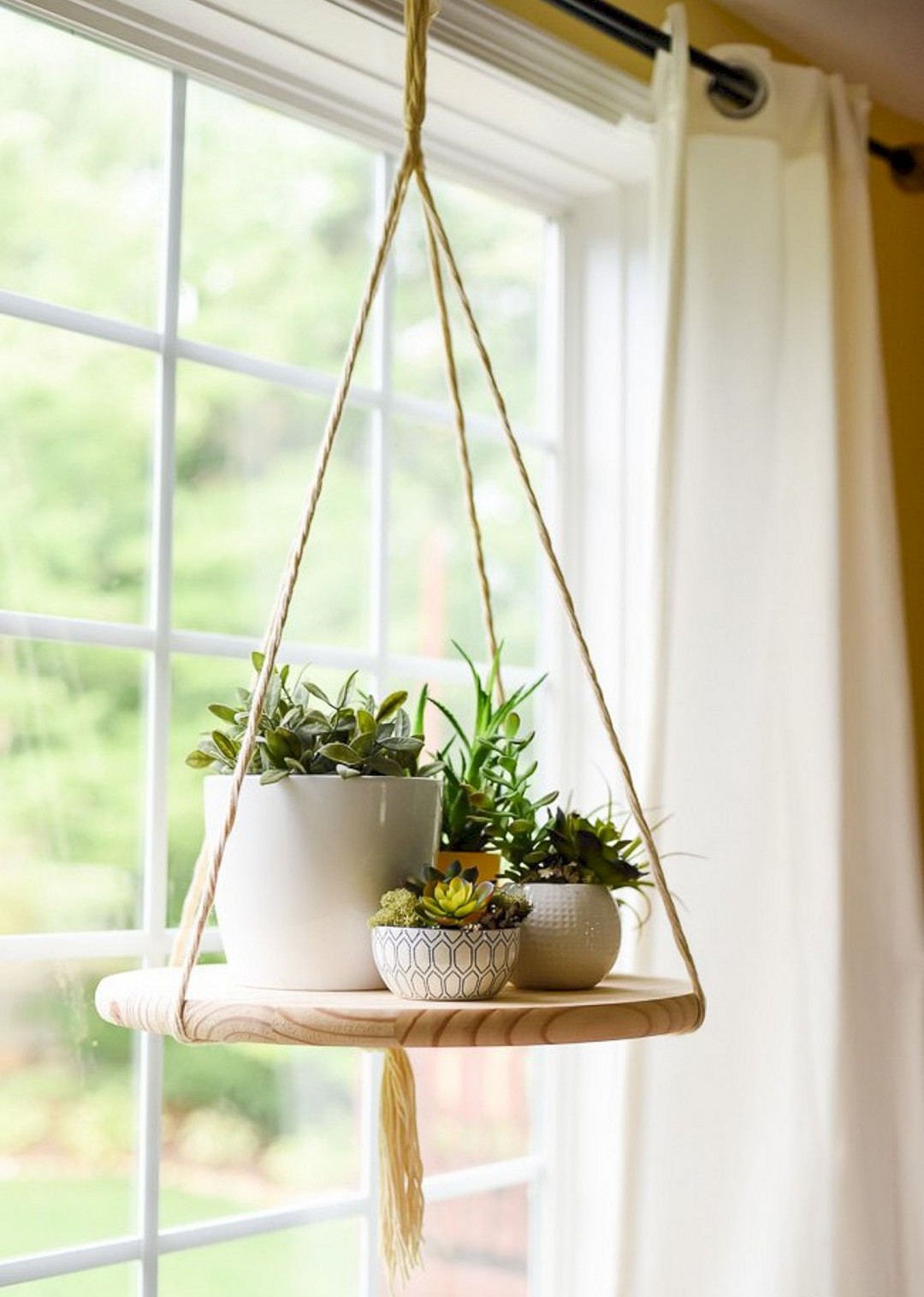trang tr&iacute; cửa sổ bằng gi&aacute; treo gỗ