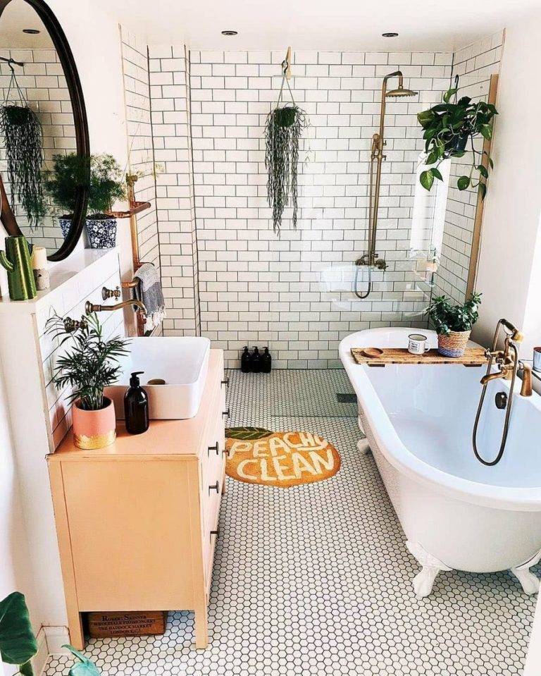 Phòng tắm phong cách Bohemian trẻ trung, tươi mới với ánh sáng tự nhiên ngập tràn. Tủ gỗ tạo điểm nhấn màu sắc ấm áp.