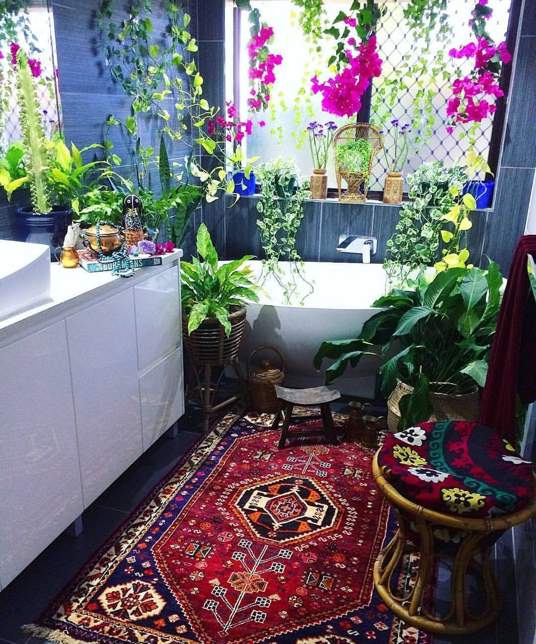 Cây xanh mang đến luồng sinh khí tươi mới, vui vẻ cho phòng tắm nhà bạn.