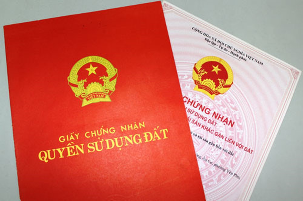 cận cảnh sổ đỏ cả bìa ngoài và mặt trong