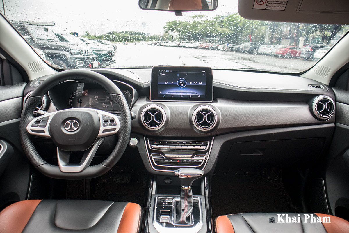 Khoang nội thất của BAIC X55 kh&ocirc;ng thực sự ấn tượng như c&aacute;c mẫu xe đồng hương 1