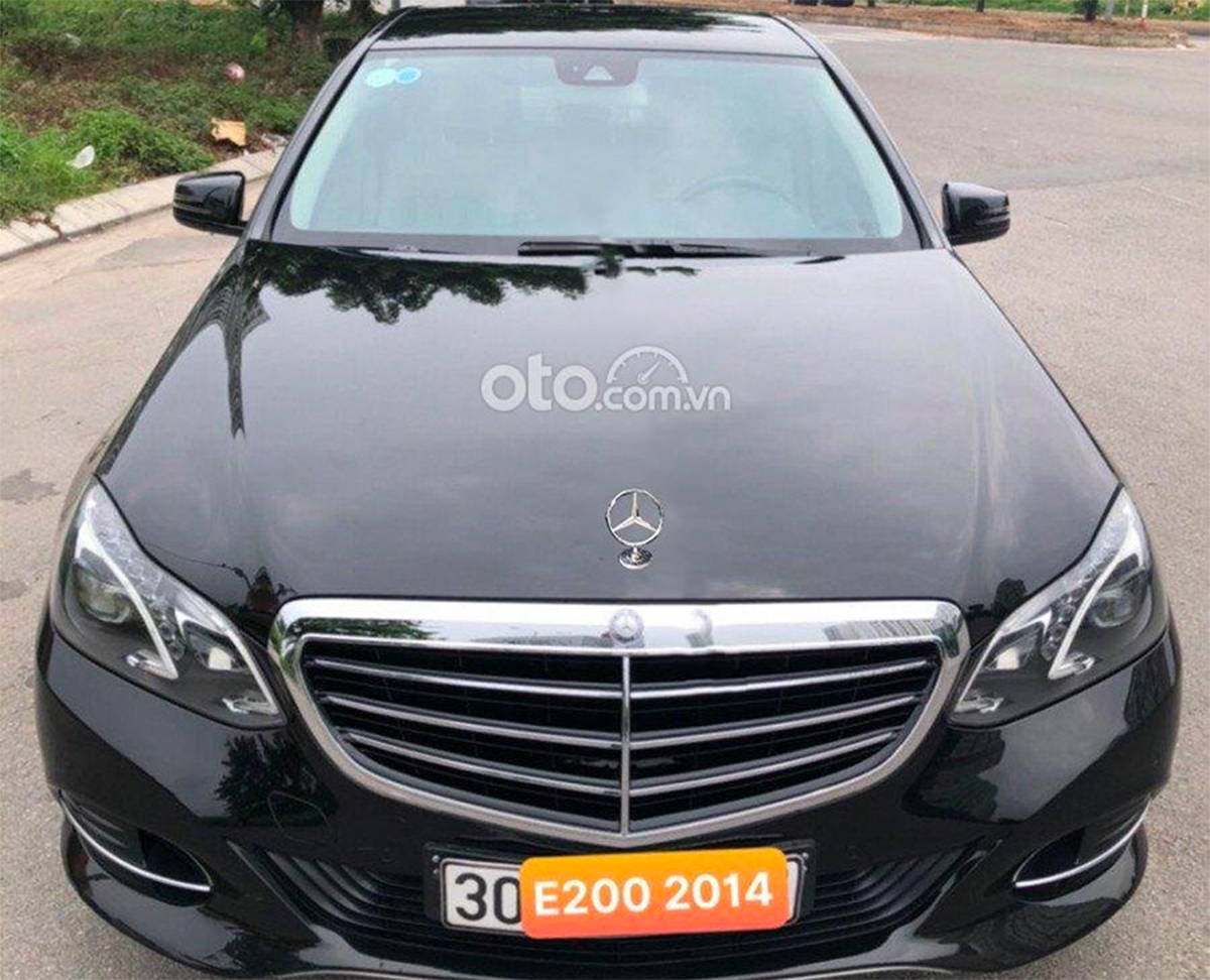 Đầu xe Mercedes-Benz E200 đời 2014 nổi bật với lưới tản nhiệt 3 thanh gấp khúc.