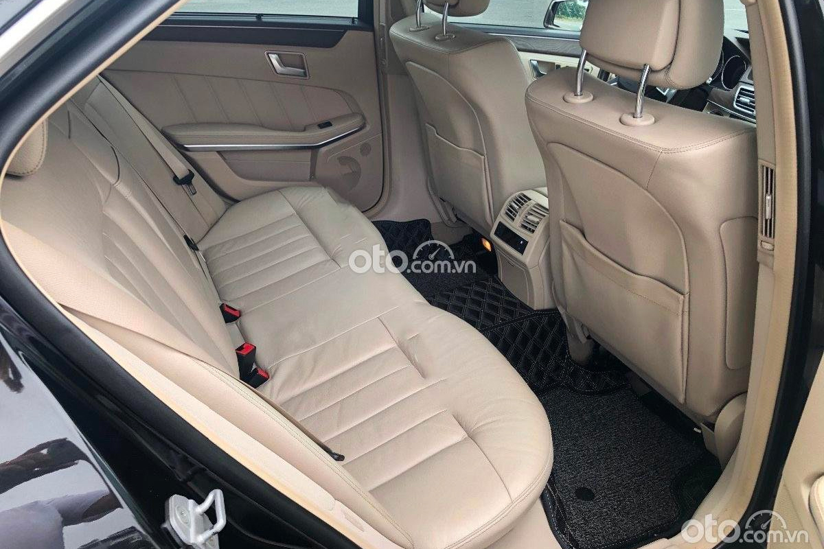 Mercedes-Benz E200 có nội thất còn khá mới.