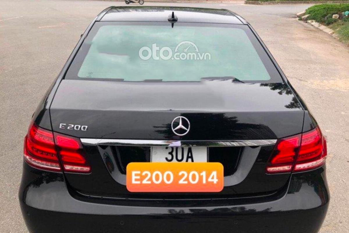 Lăn bánh 8.000km, Mercedes E200 giá ngang Mazda 6 bản thấp nhất.