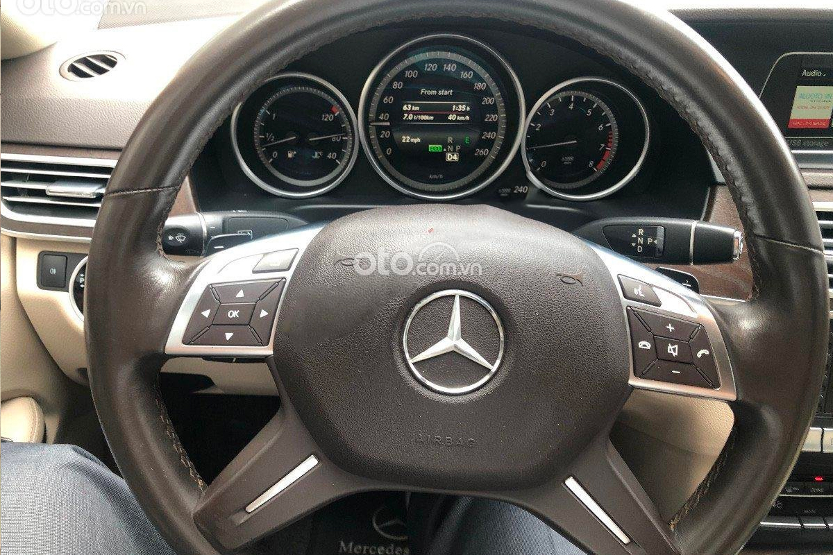 Vô-lăng 4 chấu bọc da trên Mercedes E200 2014.