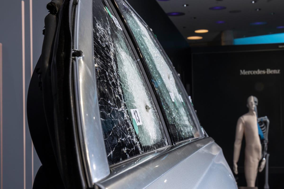 Mercedes-Benz S-Class bọc th&eacute;p cửa k&iacute;nh