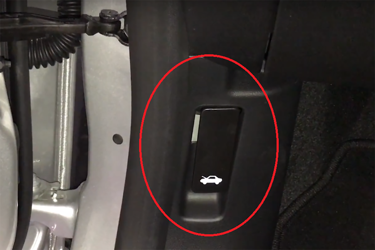 Mở nắp b&igrave;nh xăng.