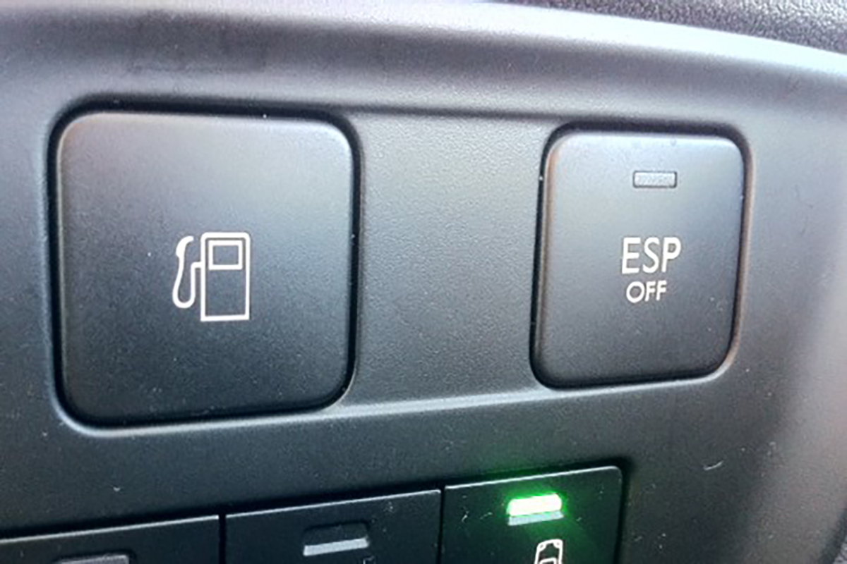 N&uacute;t mở nắp b&igrave;nh xăng.