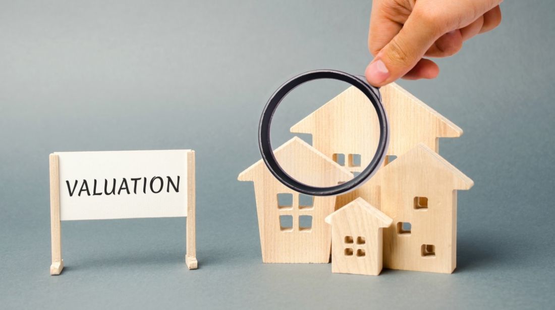 hình ảnh kính lúp chiếu vào các mô hình nhà bằng gỗ màu sáng