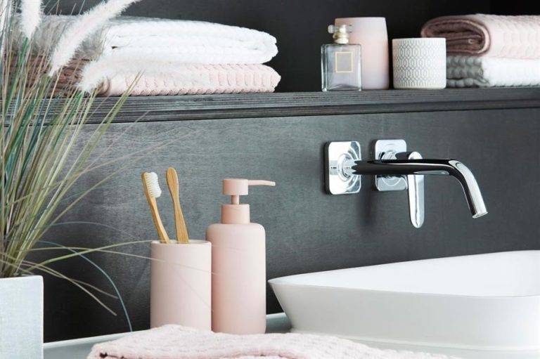 Hộp đựng bàn chải cùng tông hồng ngọt ngào với bộ chiết sữa tắm, dầu gội mang lại cho phòng tắm của bạn vẻ đẹp nhẹ nhàng, nữ tính.
