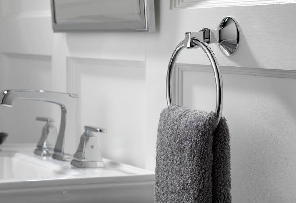 Móc treo khăn bằng kim loại bóng bẩy, tạo sự đồng điệu thống nhất với vòi rửa, vòi sen.
