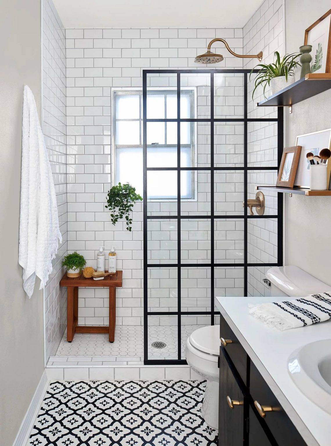 Chiếc ghế gỗ cũ được sơn mới để trở thành kệ để đồ gọn xinh, hút mắt trong nhà tắm.