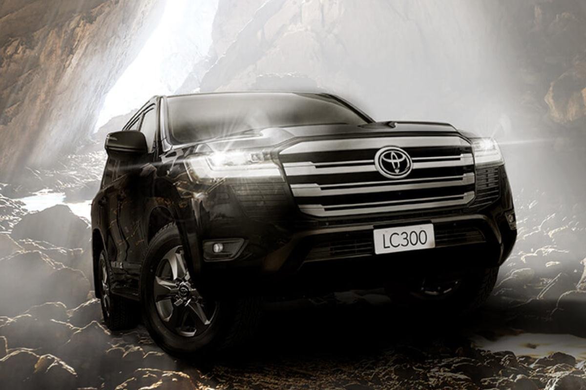 Toyota Land Cruiser 20222 đen mặt trước