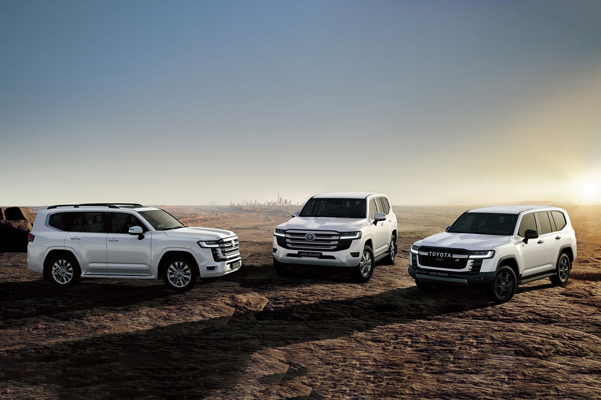 Toyota Land Cruiser 2022 trắng mặt trước 1