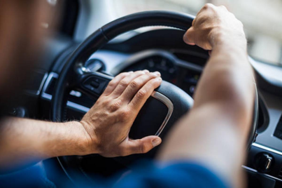 bấm còi inh ỏi