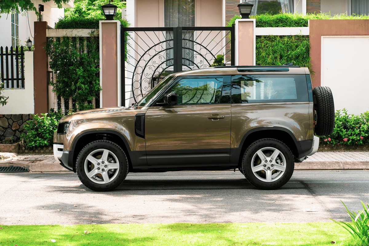 Defender 90 gi&aacute; 3,935 tỷ đồng đối với bản&nbsp;90 SE v&agrave; 6,555 tỷ đồng đối với bản&nbsp;X cao cấp. 1