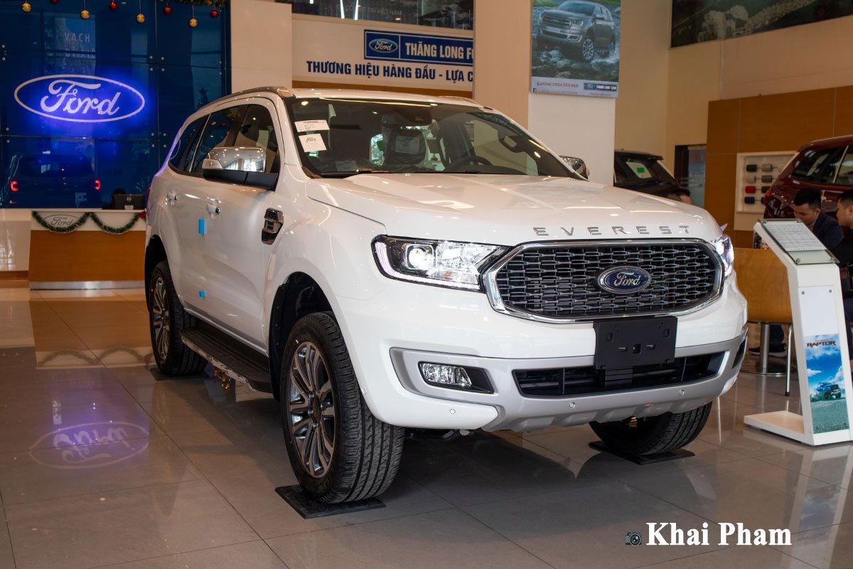 Mẫu SUV hạng D Ford Everest giảm 20 triệu đồng cho 3 phi&ecirc;n bản.