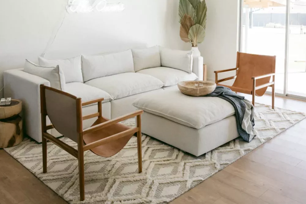 hình ảnh toàn cảnh phòng khách với sofa màu trắng êm ái