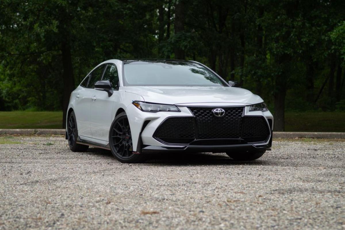Toyota Avalon TRD trắng mặt trước