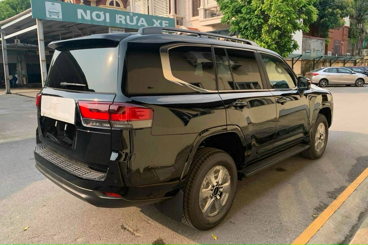 Toyota Land Cruiser 2022 lần đầu lộ diện ngo&agrave;i đời thực tại Việt Nam, c&oacute; g&igrave; hấp dẫn a2