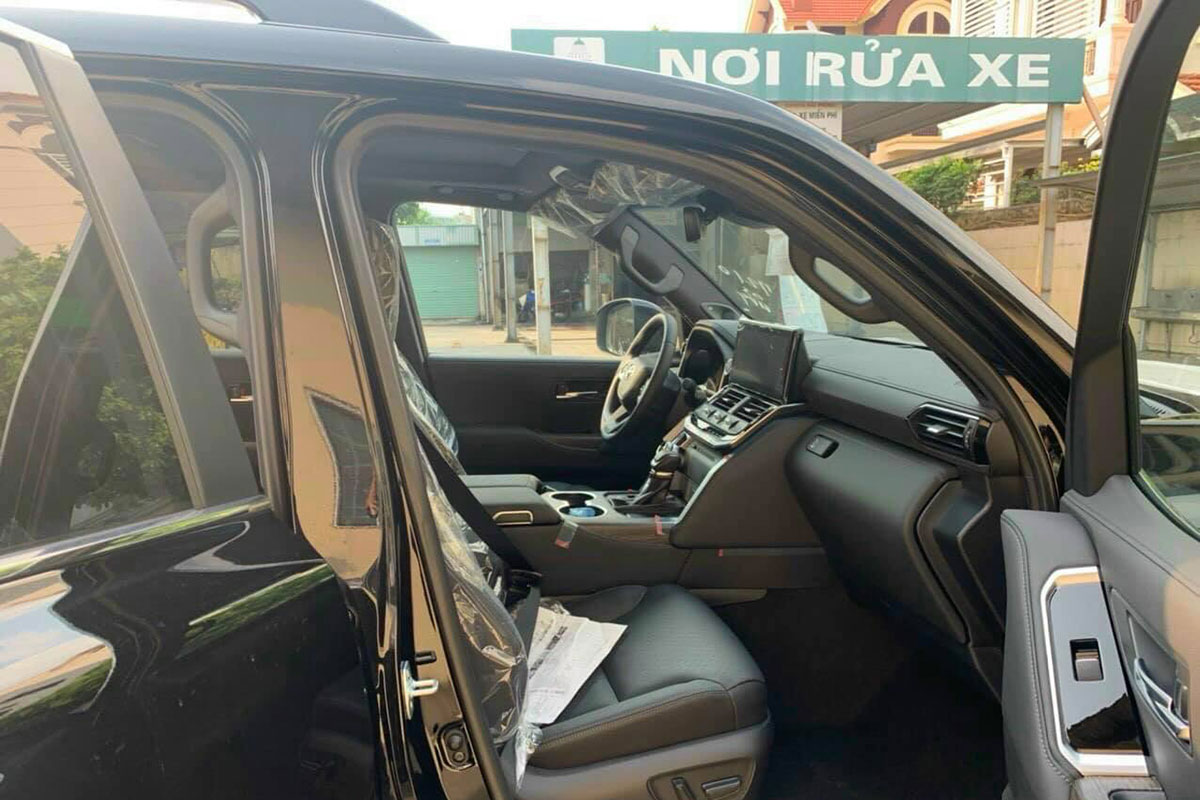 Toyota Land Cruiser 2022 lần đầu lộ diện ngo&agrave;i đời thực tại Việt Nam, c&oacute; g&igrave; hấp dẫn a5