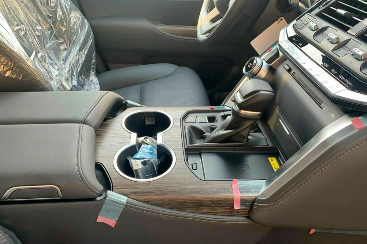 Toyota Land Cruiser 2022 lần đầu lộ diện ngo&agrave;i đời thực tại Việt Nam, c&oacute; g&igrave; hấp dẫn a6