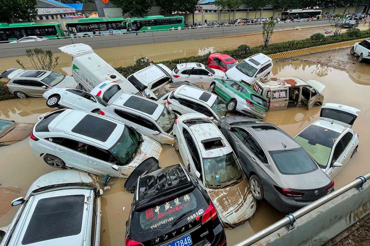 H&agrave;ng trăm ngh&igrave;n &ocirc; t&ocirc; ngập b&ugrave;n đất sau lũ tại Trung Quốc: Liệu c&oacute; "cửa" về Việt Nam?