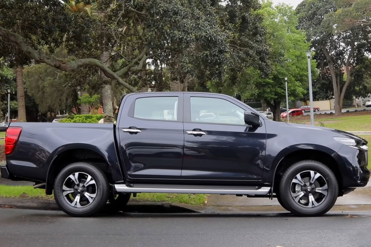 Đây là Mazda BT-50 2021 ngoài đời thực: Bán tải mềm mại liệu có thuyết phục được khách Việt? a5